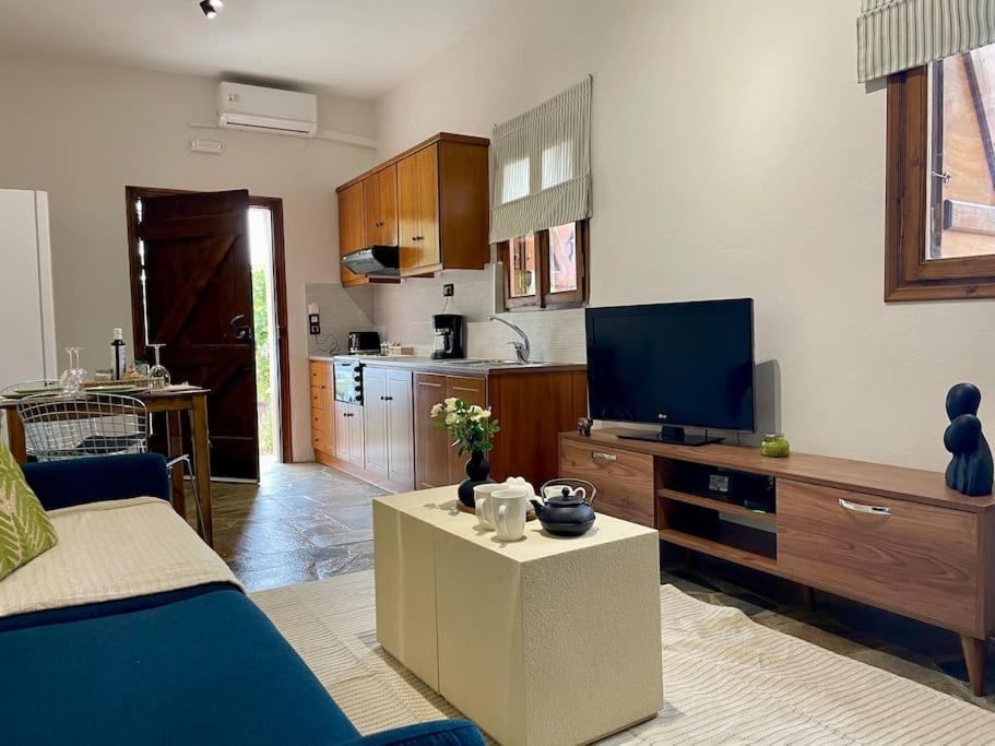 Almond Home Livadia  ภายนอก รูปภาพ
